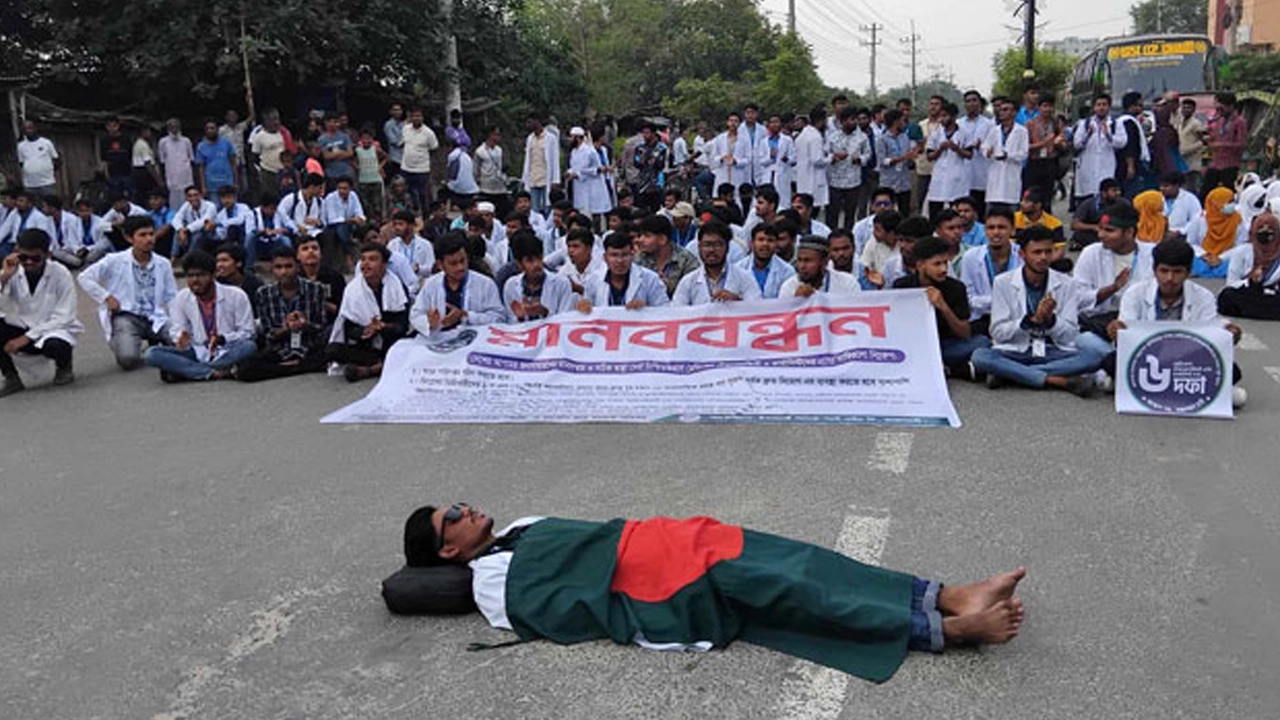 সড়ক অবরোধ করে বিক্ষোভ করেন আইএইচটি শিক্ষার্থীরা। ছবি : কালবেলা