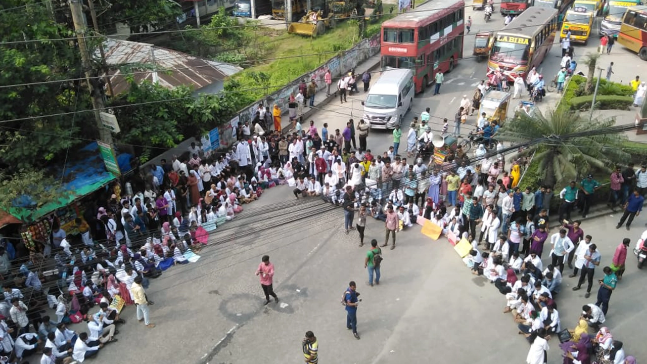 ঢাকা-কুয়াকাটা মহাসড়ক অবরোধ করে শিক্ষার্থীরা। ছবি : কালবেলা