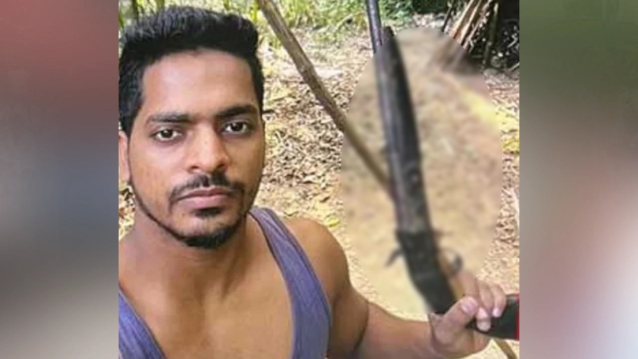 অস্ত্র হাতে ফেরদৌস মোরশেদ। ছবি : সংগৃহীত