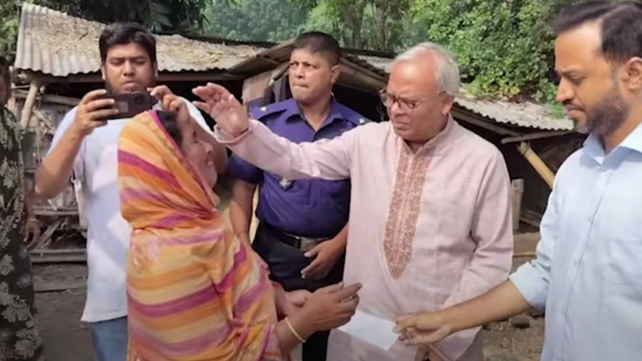 ফরিদপুরের নগরকান্দায় বিধবা আসমার বাড়িতে গিয়ে তার খোঁজখবর নেন বিএনপি যুগ্ম মহাসচিব রুহুল কবির রিজভী। ছবি : কালবেলা