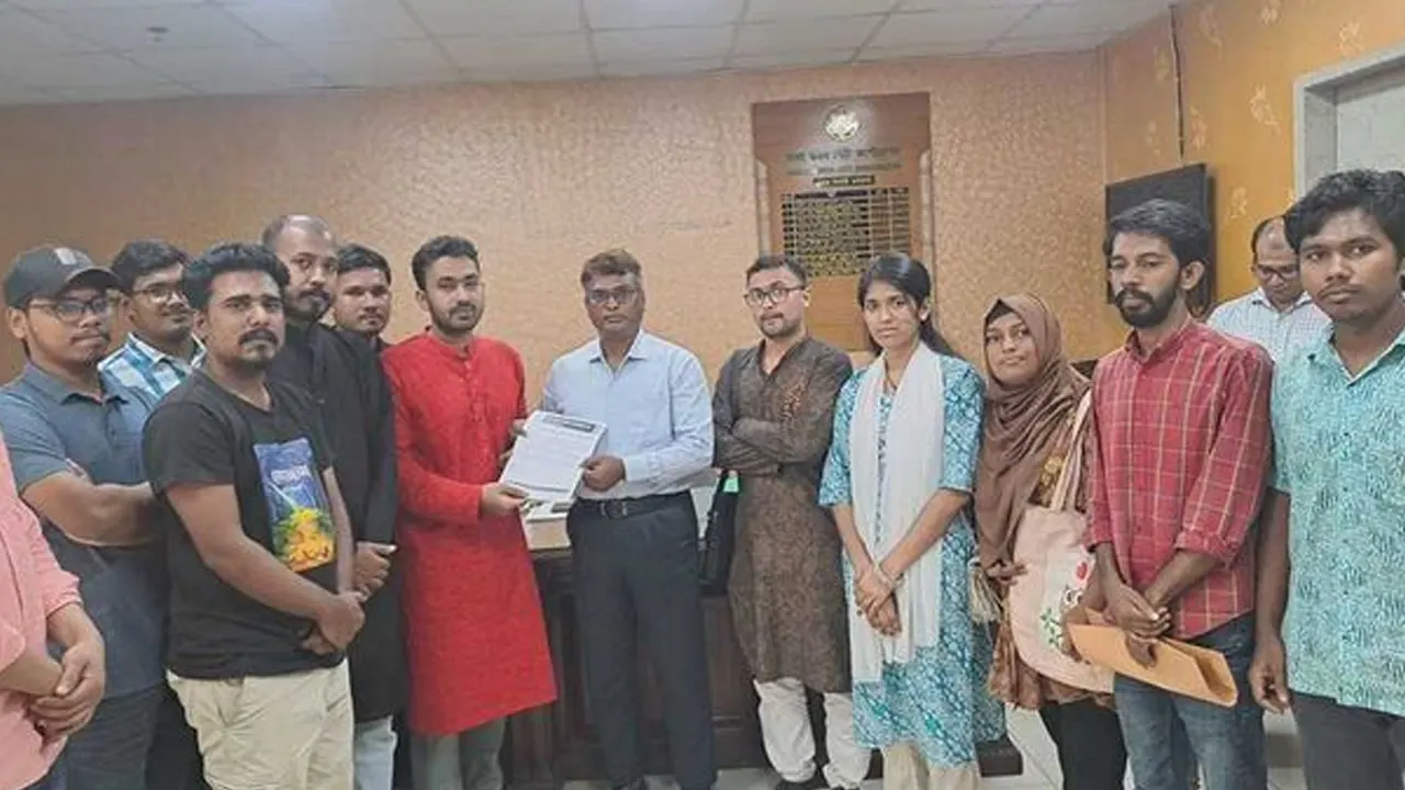 সড়কের নাম পরিবর্তনের দাবিতে স্মারকলিপি প্রদান। ছবি : কালবেলা