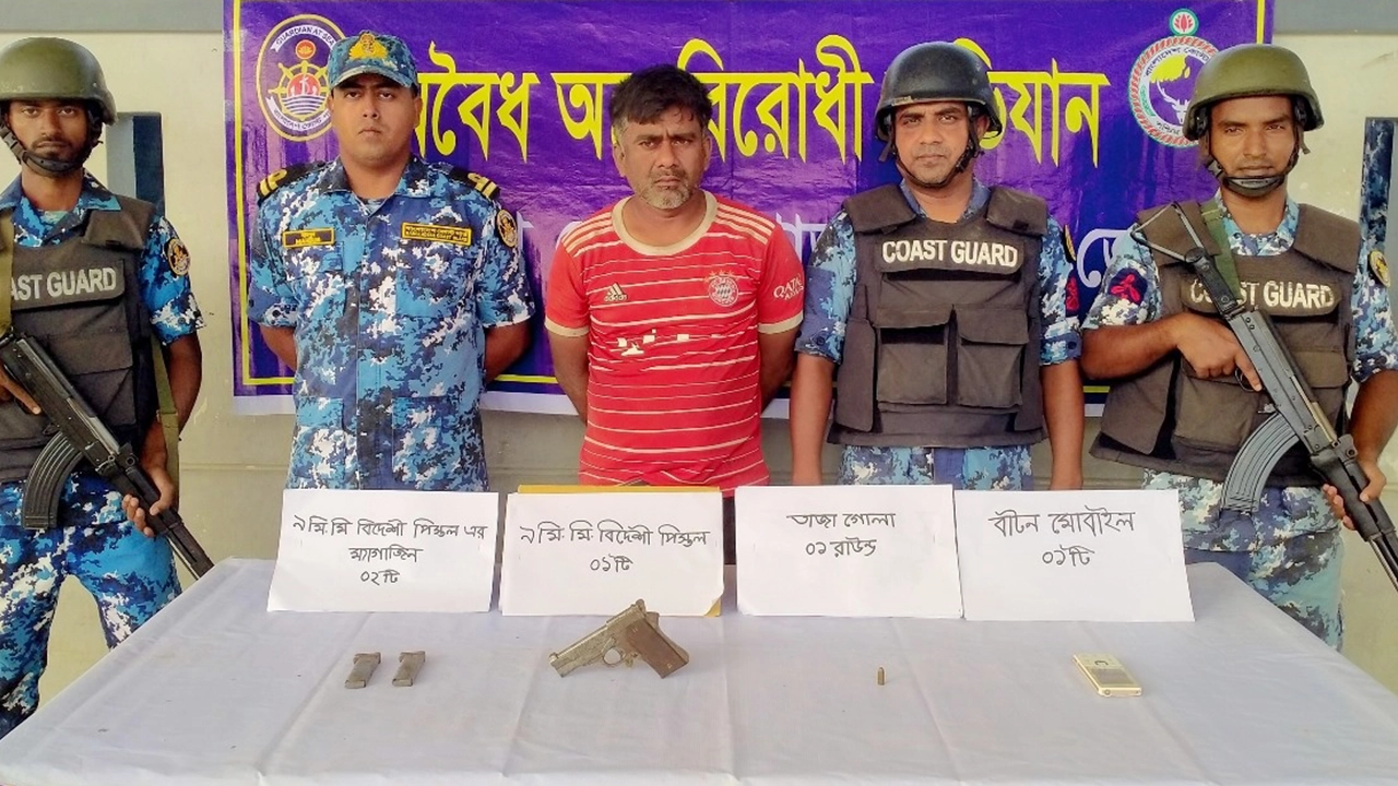 সাতক্ষীরায় কোস্ট গার্ডের অভিযানে অস্ত্র ব্যবসায়ী আবু জাকারিয়া রাজু আটক। ছবি : কালবেলা