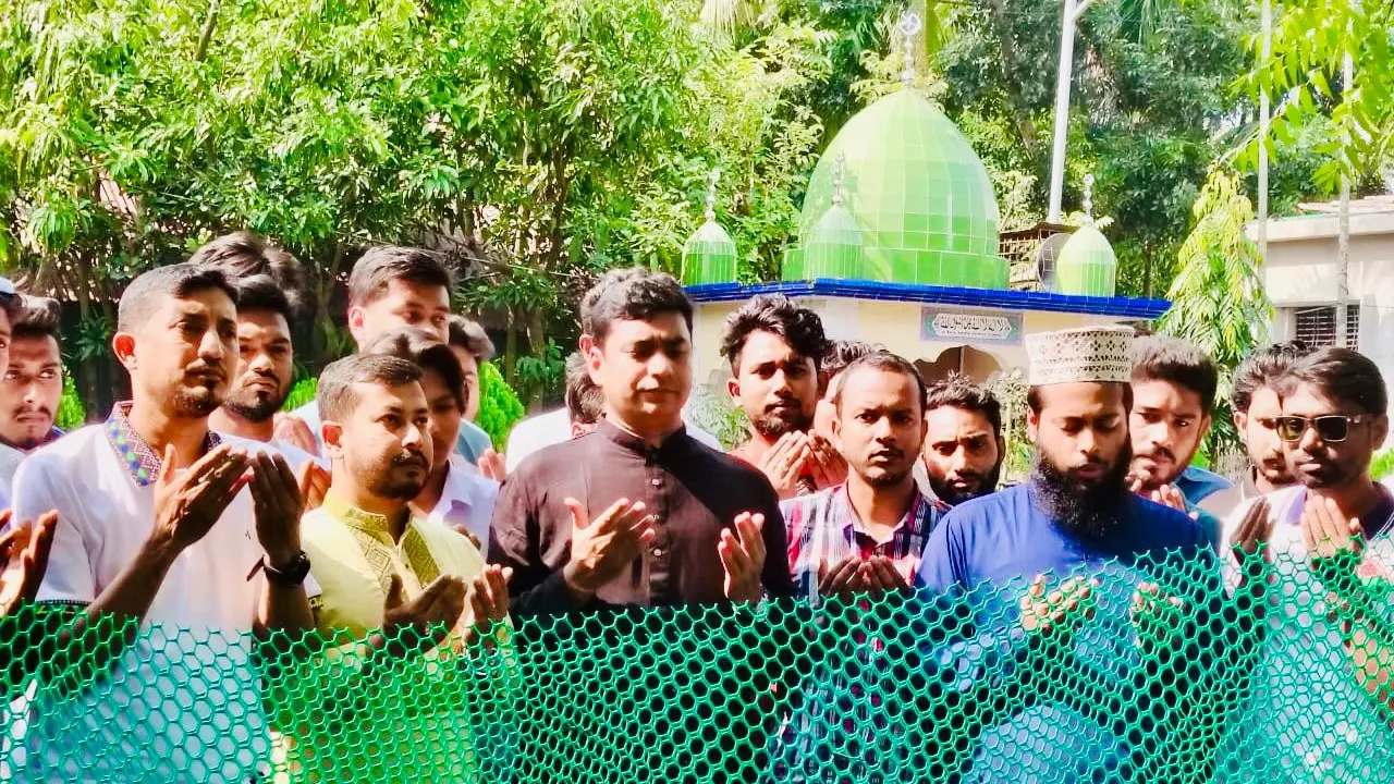 শহীদ আবরারের কবর জিয়ারত করেন ছাত্রদলের নেতারা। ছবি : কালবেলা