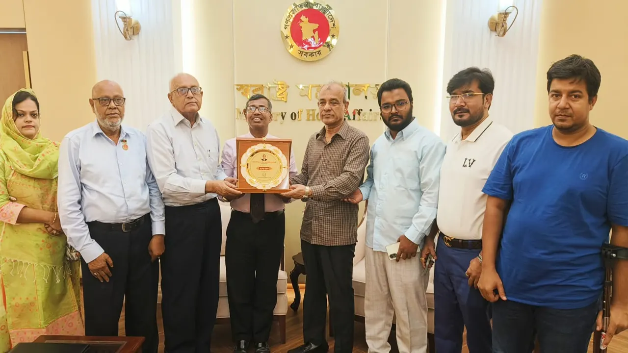 স্বরাষ্ট্র উপদেষ্টাকে গণঅধিকার পরিষদের (একাংশ) পক্ষ থেকে শুভেচ্ছা স্মারক তুলে দেওয়া হয়। ছবি : কালবেলা
