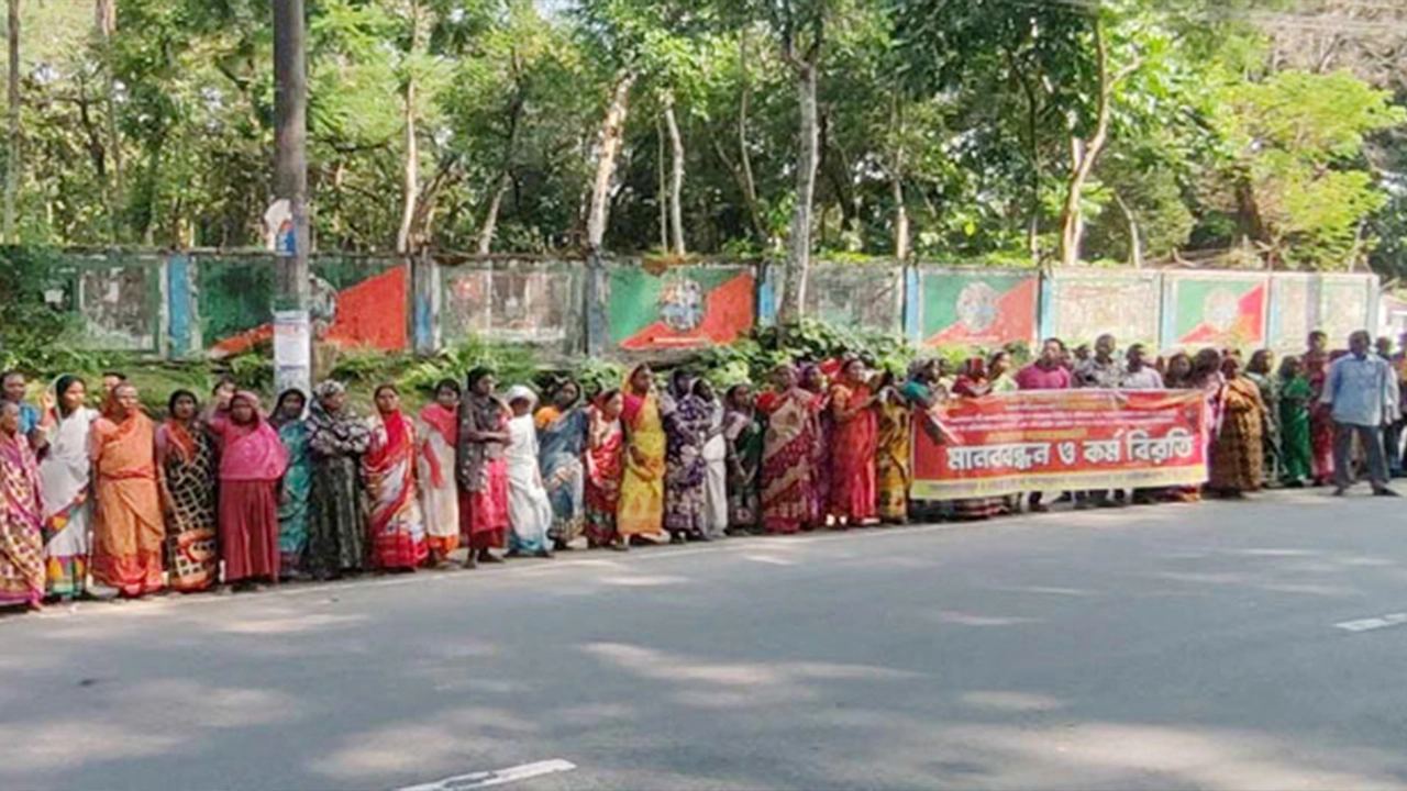সিলেটের লাক্কাতুরা চা বাগানের সামনে ন্যাশনাল টি কোম্পানির অন্তর্ভুক্ত লাক্কাতুরা, কেওয়াছড়া এবং দলদলি চা বাগানের শ্রমিকদের মানববন্ধন ও বিক্ষোভ করেন। ছবি : কালবেলা