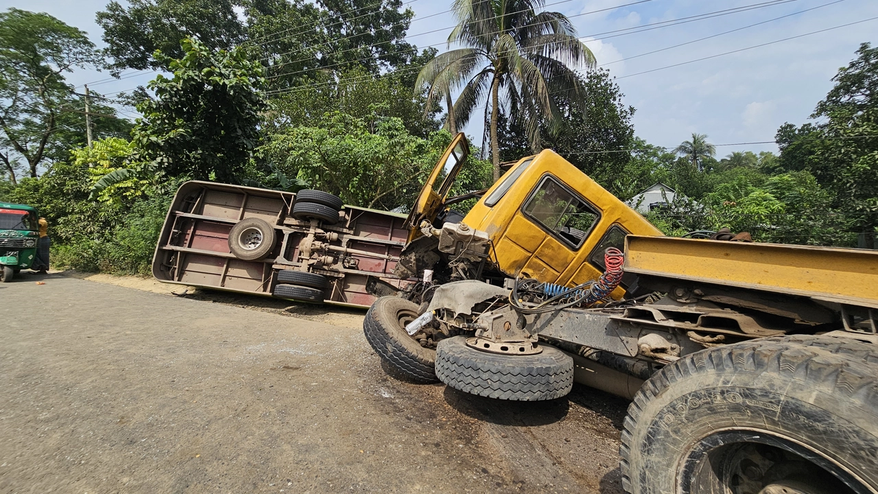 সংঘর্ষে দুমড়েমুচড়ে গেছে কাভার্ডভ্যান, পাশে উল্টে আছে বাস। ছবি : কালবেলা