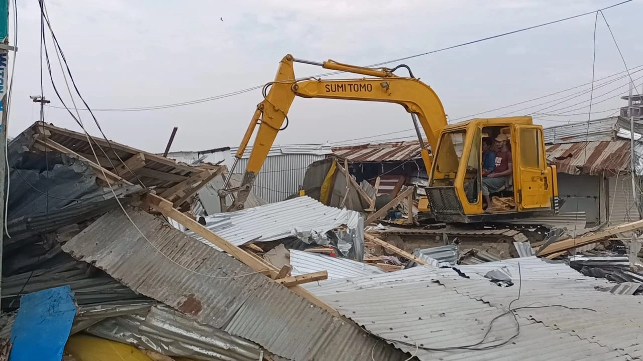 ভেকু মেশিন দিয়ে অবৈধ স্থাপনা উচ্ছেদ করছে উপজেলা প্রশাসন। ছবি : কালবেলা