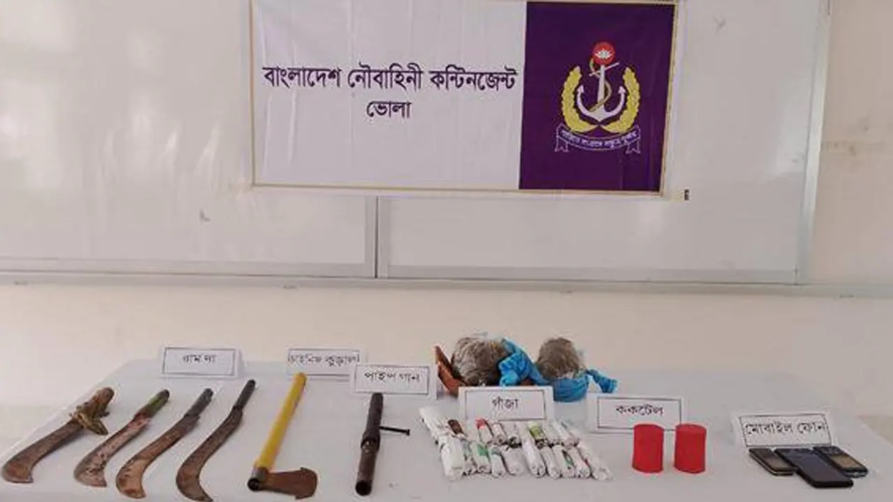যৌথ বাহিনীর অভিযানে উদ্ধার হওয়া দেশীয় অস্ত্র। ছবি : কালবেলা