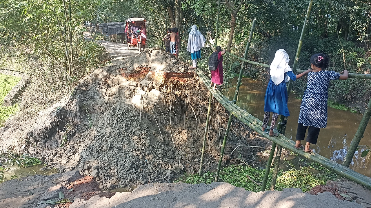 ব্রাহ্মণপাড়ার শিদলাই-চান্দলা-মাধবপুর সংযোগ সড়কে পুকুরের পানির বাড়তি চাপে ভেঙে যাওয়া অংশ। ছবি : কালবেলা