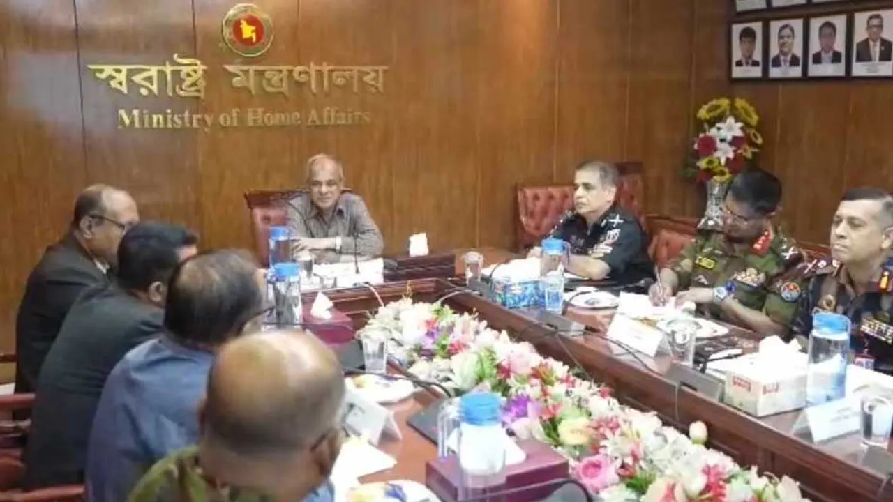 স্বরাষ্ট্র মন্ত্রণালয়ের সভাকক্ষে উপদেষ্টা লেফটেন্যান্ট জেনারেল জাহাঙ্গীর আলম চৌধুরী (অব.)। ছবি : সংগৃহীত