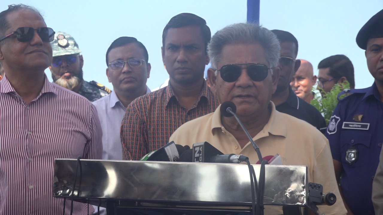 সাংবাদিকদের সঙ্গে কথা বলছেন নৌপরিবহন মন্ত্রণালয়ে উপদেষ্টা ব্রিগেডিয়ার জেনারেল (অব.) এম শাখাওয়াত হোসেন। ছবি : কালবেলা