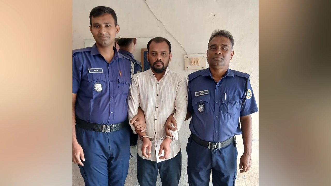গ্রেপ্তার আওয়ামী লীগ নেতা আরিফুর রহমান সবুজ। ছবি : কালবেলা