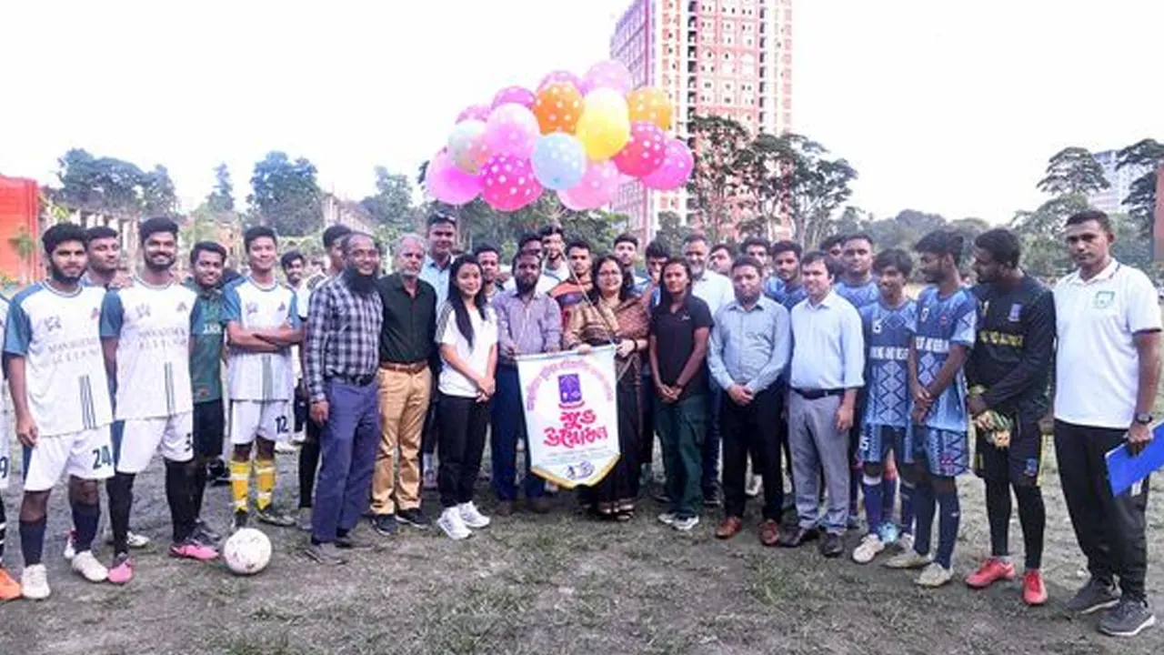 আন্তঃবিভাগ ফুটবল প্রতিযোগিতার উদ্বোধন। ছবি : কালবেলা