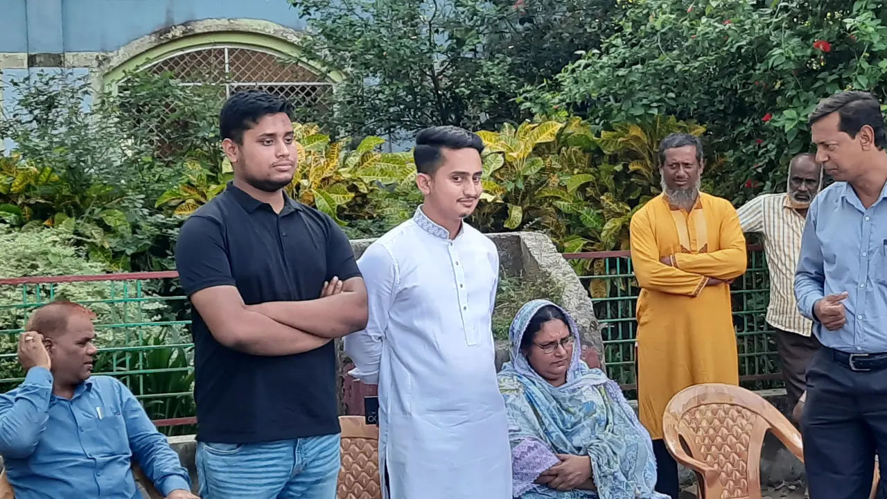 শিক্ষার্থীদের সঙ্গে সৌজন্য সাক্ষাতে হাসনাত আব্দুল্লাহ ও সারজিস আলম। ছবি : কালবেলা