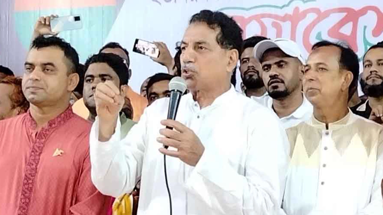 নরসিংদী সদর উপজেলার বাদুয়ারচরে এক সমাবেশে বক্তব্য রাখেন বিএনপির যুগ্ন মহাসচিব ও নরসিংদী জেলা বিএনপির আহ্বায়ক খায়রুল কবির খোকন। ছবি : কালবেলা
