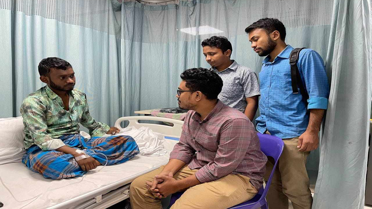 হাসপাতালে চিকিৎসাধীন শিক্ষার্থীদের দেখতে যান সাদিক কায়েম, ইকবাল হায়দারসহ অন্যান্য নেতারা। ছবি : কালবেলা