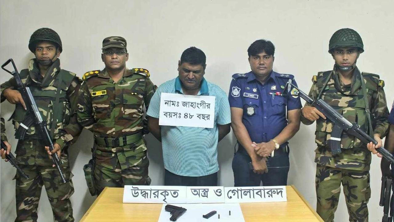 পটুয়াখালীতে যৌথবা‌হিনীর অভিযানে বিদেশি পিস্তল ও গুলিসহ বিএন‌পি নেতা মো. জাহাঙ্গীর ফরা‌জি‌কে আটক করেছে যৌথ বাহিনী। ছবি : কালবেলা
