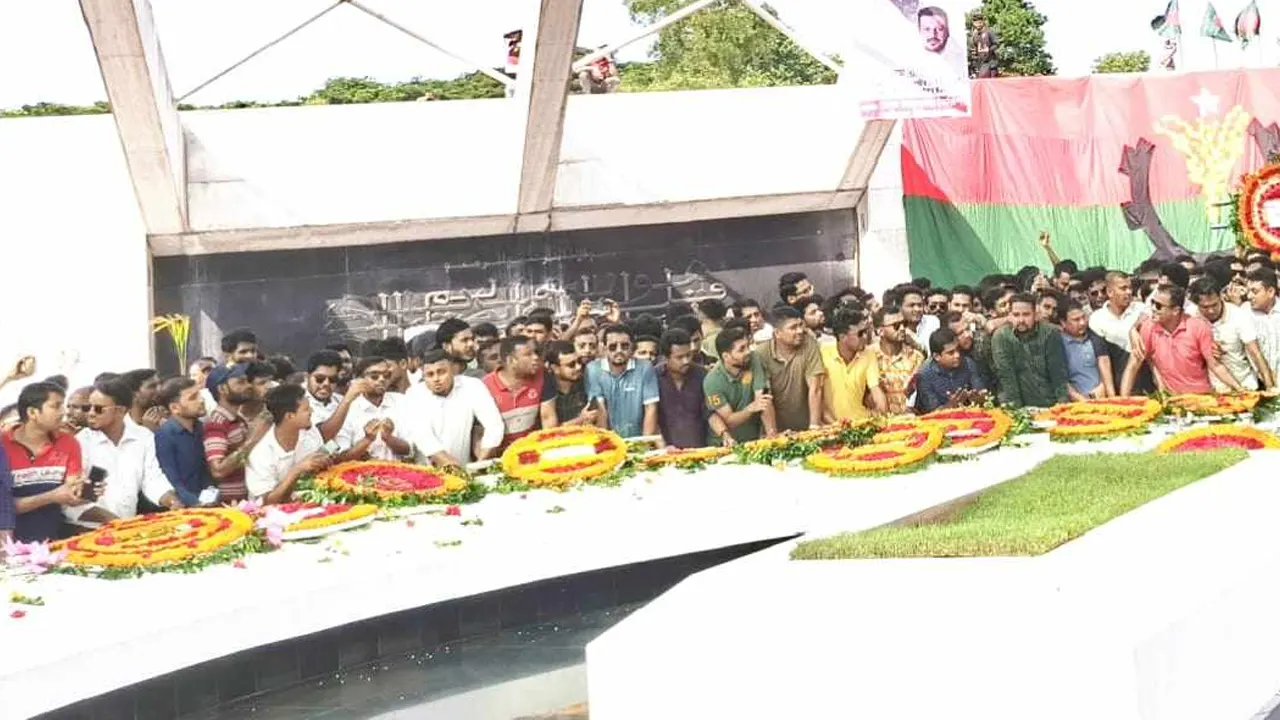 জিয়াউর রহমানের সমাধিতে বাঙলা কলেজ ছাত্রদলের পুষ্পস্তবক অর্পণ। ছবি : কালবেলা