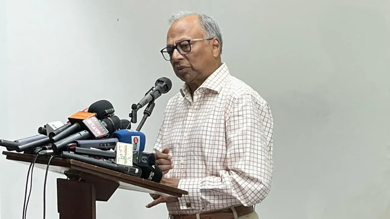 প্রেস ক্লাবের জহুর হোসেন চৌধুরী হলে দৈনিক আমার দেশ পত্রিকার সম্পাদক মাহমুদুর রহমান। ছবি : সংগৃহীত
