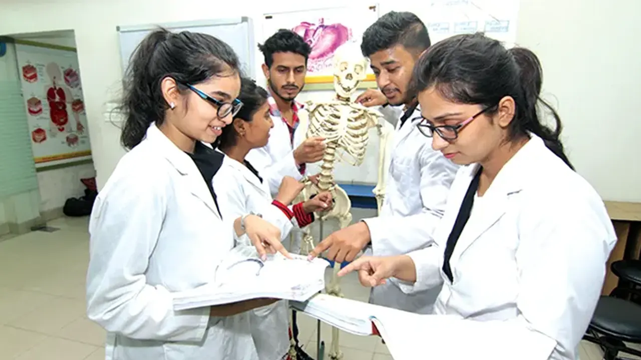 গ্রুপ স্টাডিতে ব্যস্ত মেডিকেল শিক্ষার্থীরা। ছবি : সংগৃহীত