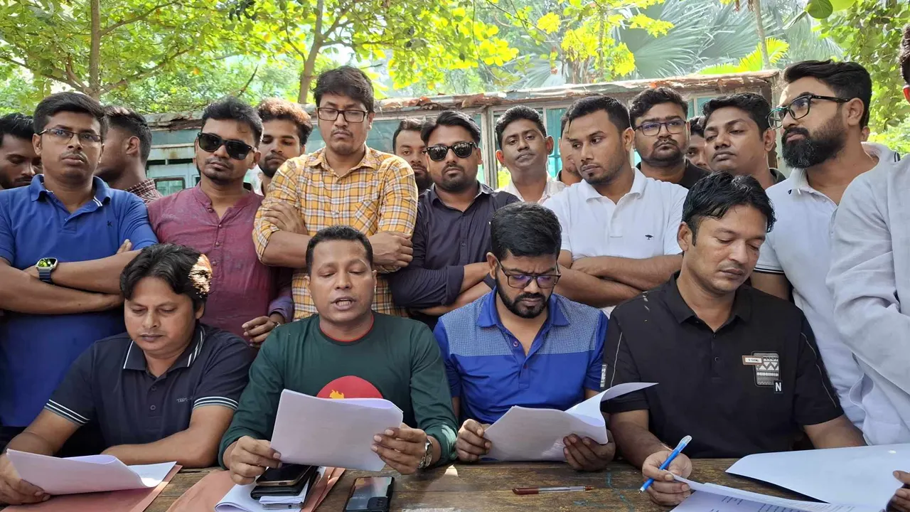 জবি ছাত্রদলের সংবাদ সম্মেলন। ছবি : কালবেলা