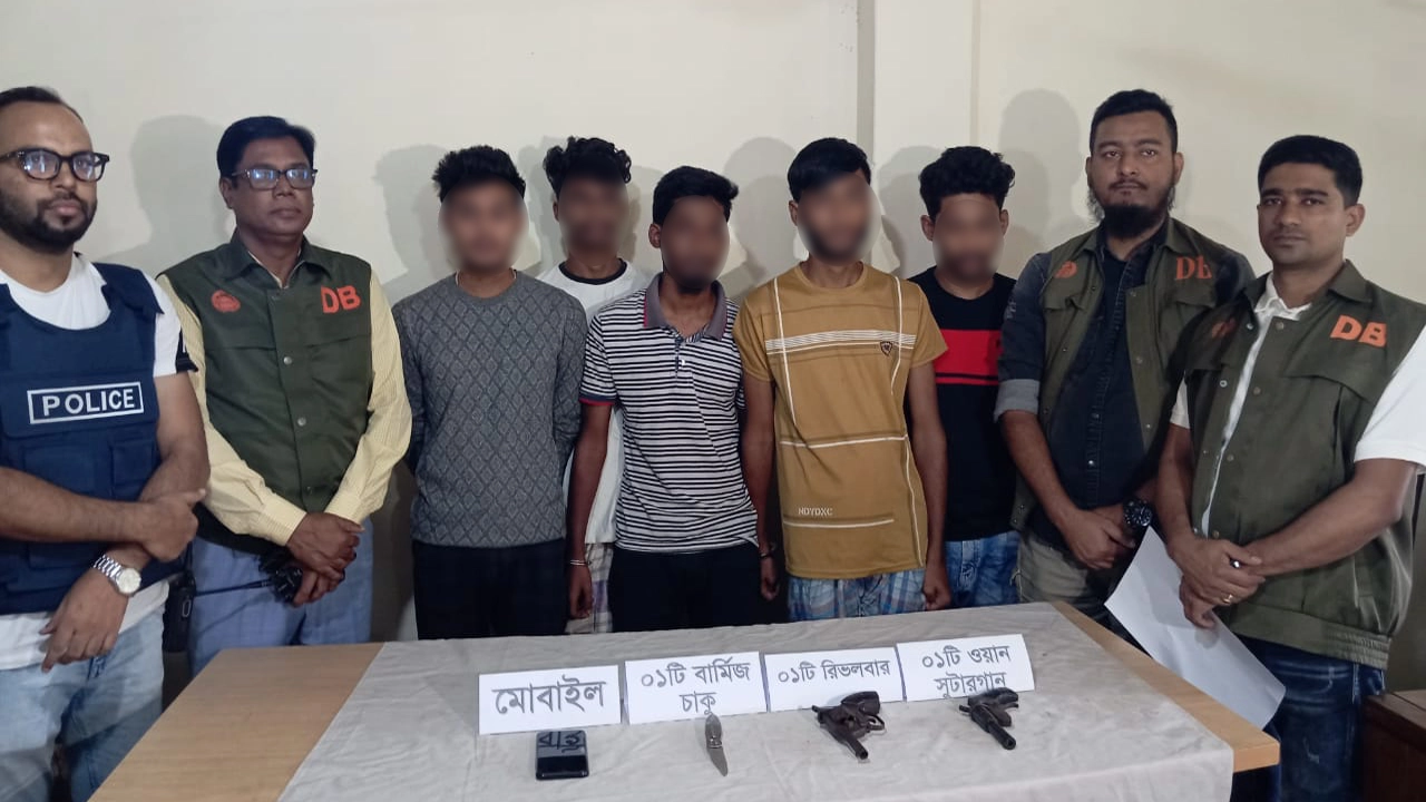 কিশোর গ্যাংয়ের ৫ সদস্যকে গ্রেপ্তার করেছে যশোর ডিবি পুলিশ। ছবি : কালবেলা