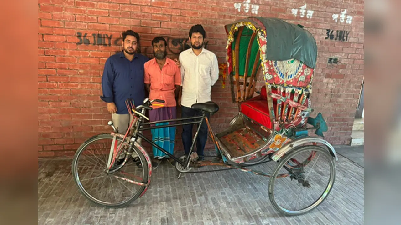 মাহফুজ আলমের নিকট রিকশাটি হস্তান্তর করেছে। ছবি : সংগৃহীত