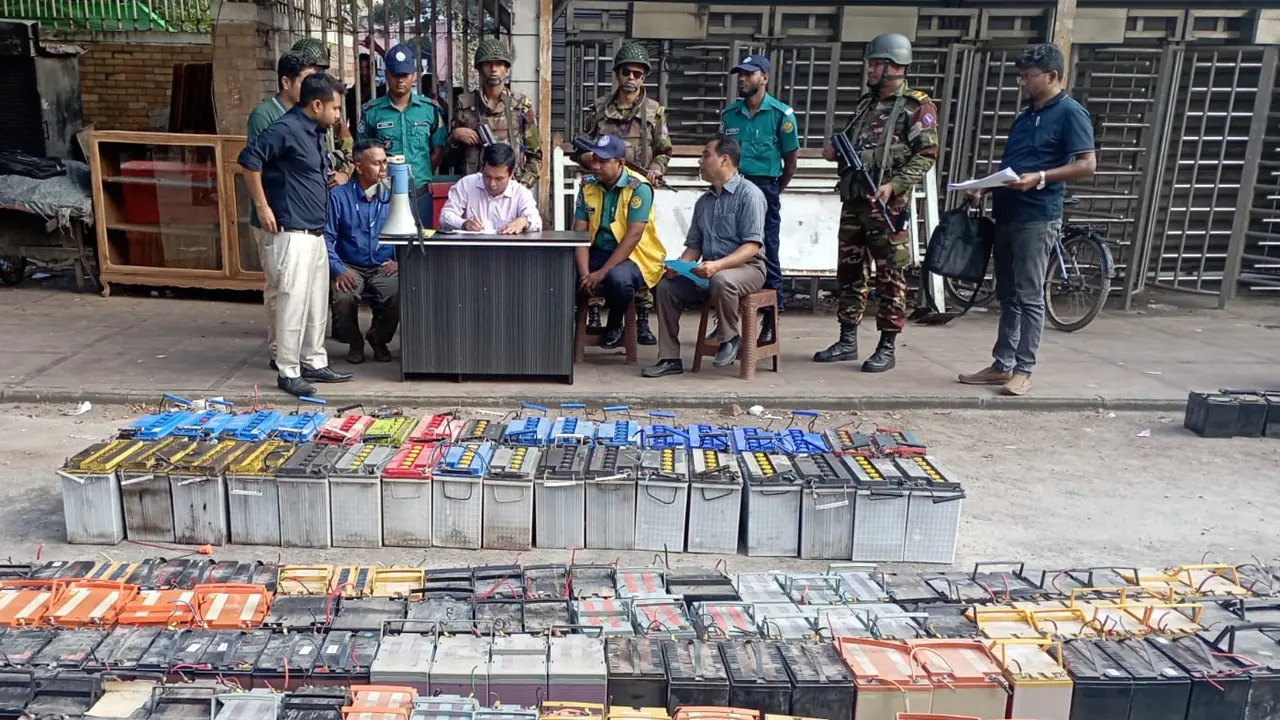 পুলিশ ও সেনাবাহিনীর জব্দকৃত মালামাল। ছবি : কালবেলা