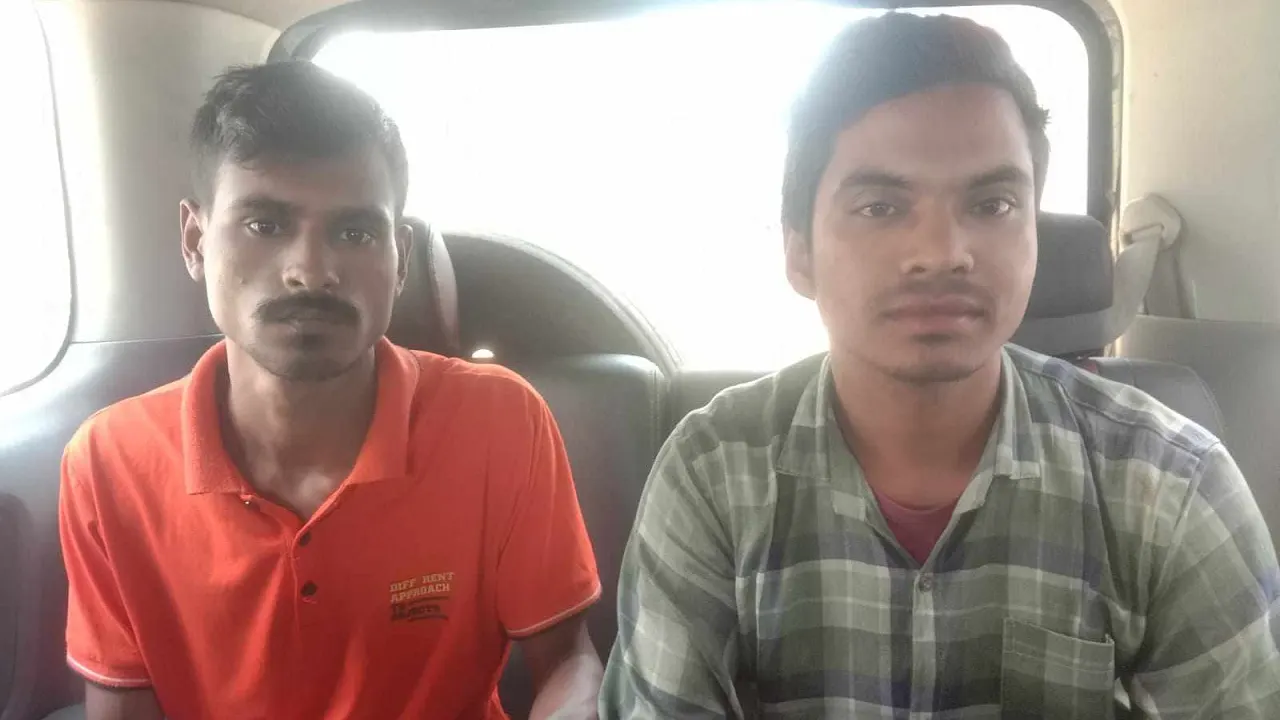 সাভারে বৈদ্যুতিক মিটার চুরির অভিযোগে দুজনকে গ্রেপ্তার করেছে পুলিশ। ছবি : কালবেলা