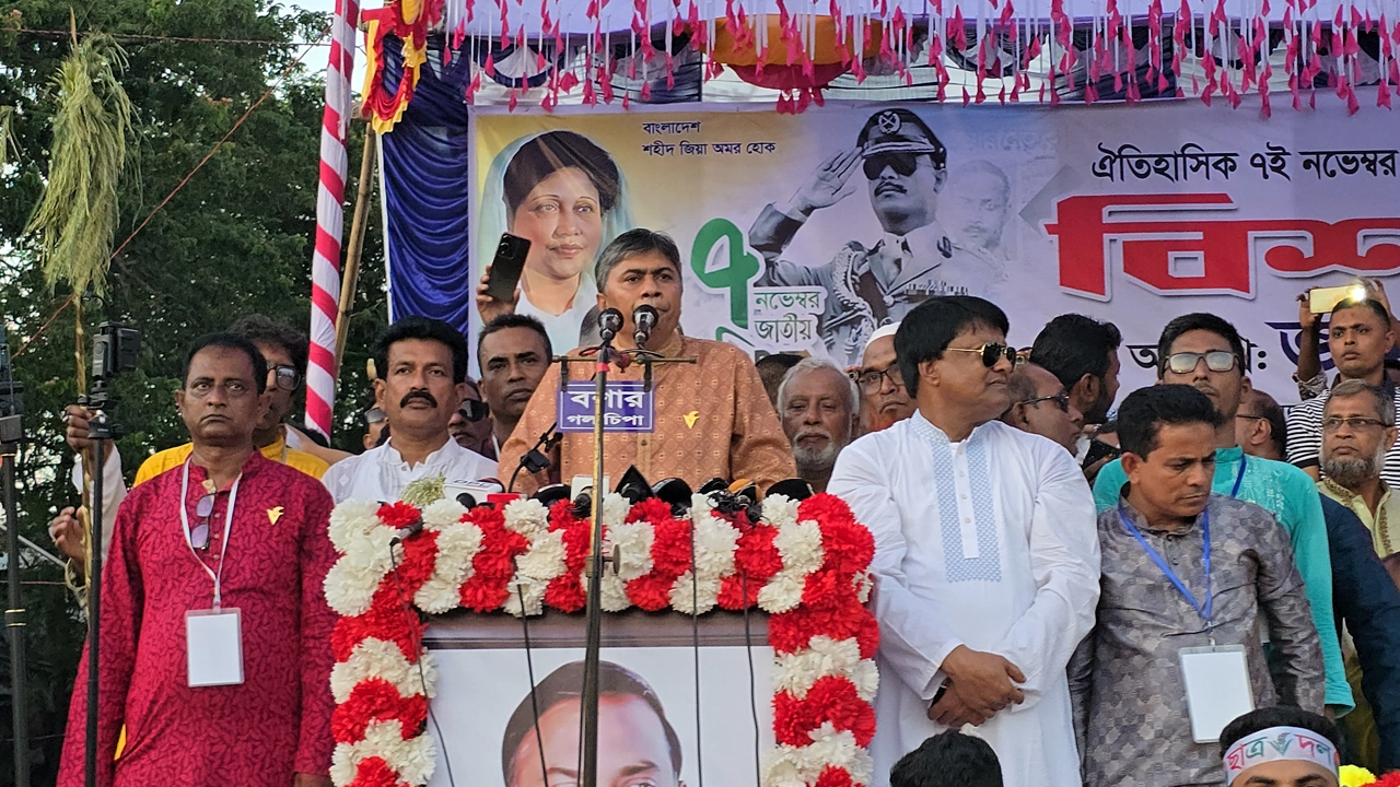 গলাচিপা হাইস্কুল মাঠে সমাবেশে বিএনপি নেতা হাসান মামুন। ছবি : কালবেলা