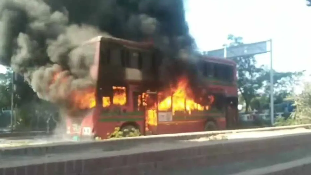 রাজধানীর কুড়িল বিশ্বরোডে বিআরটিসি বাসে আগুন। ছবি : সংগৃহীত