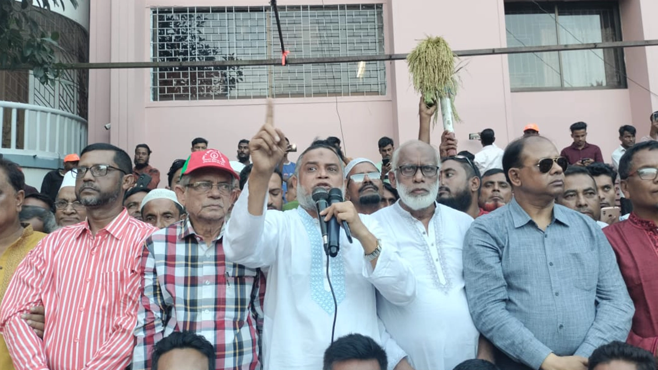 সংক্ষিপ্ত সভায় বক্তব্য দেন জি কে গউছ। ছবি : কালবেলা