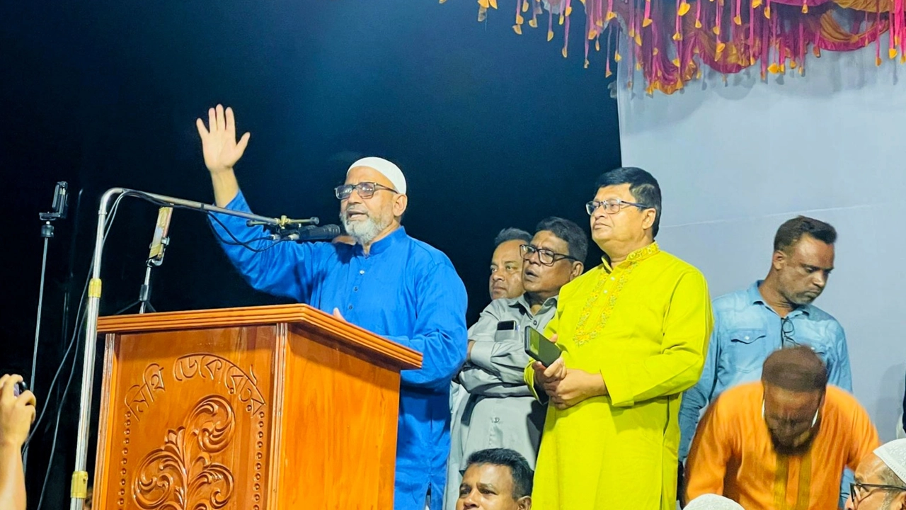 বিপ্লব ও সংহতি দিবস উপলক্ষে সমাবেশে সাবেক এমপি আখতারুজ্জামান মিয়া। ছবি : কালবেলা