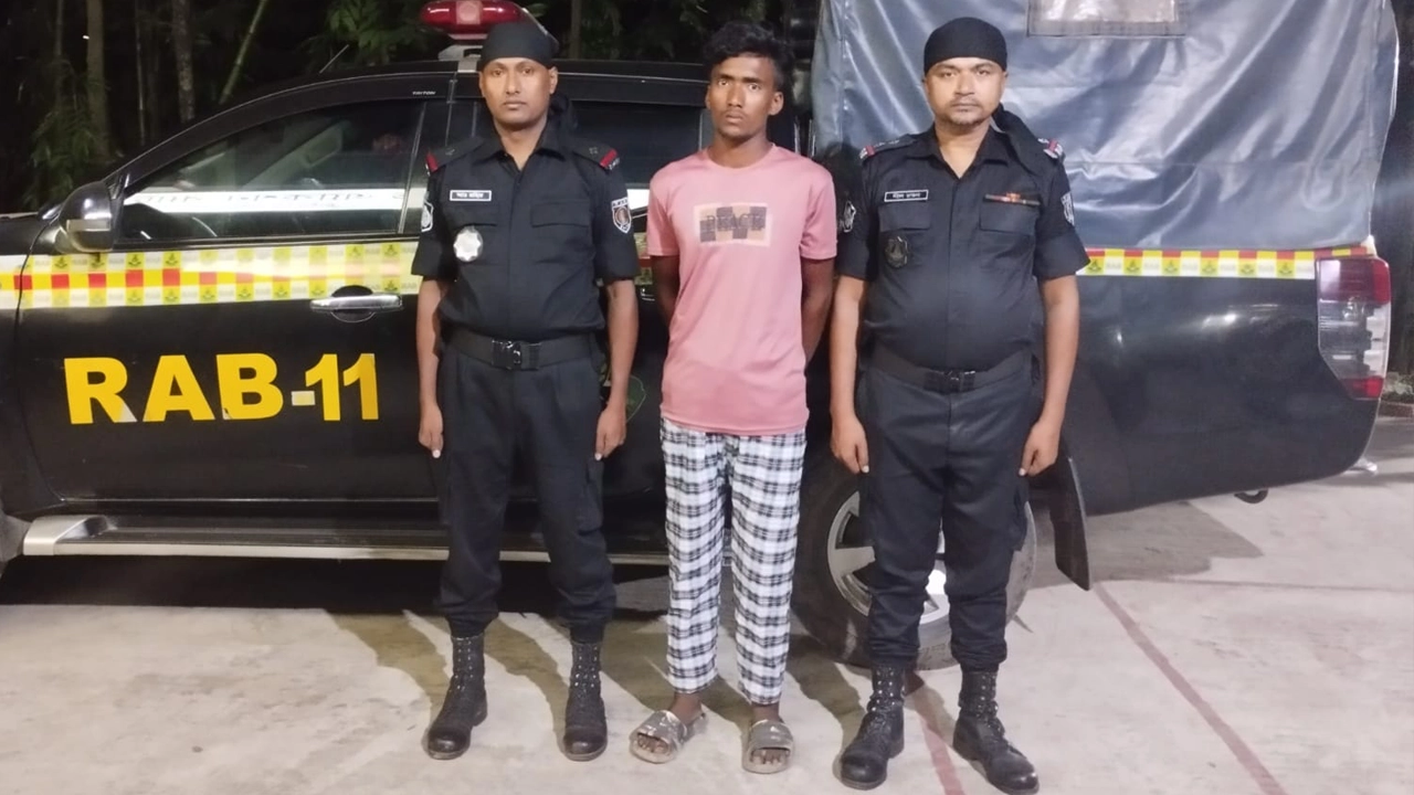 র‌্যাবের হাতে গ্রেপ্তার অভিযুক্ত মো. ওমর ওরফে রাহিম। ছবি : কালবেলা