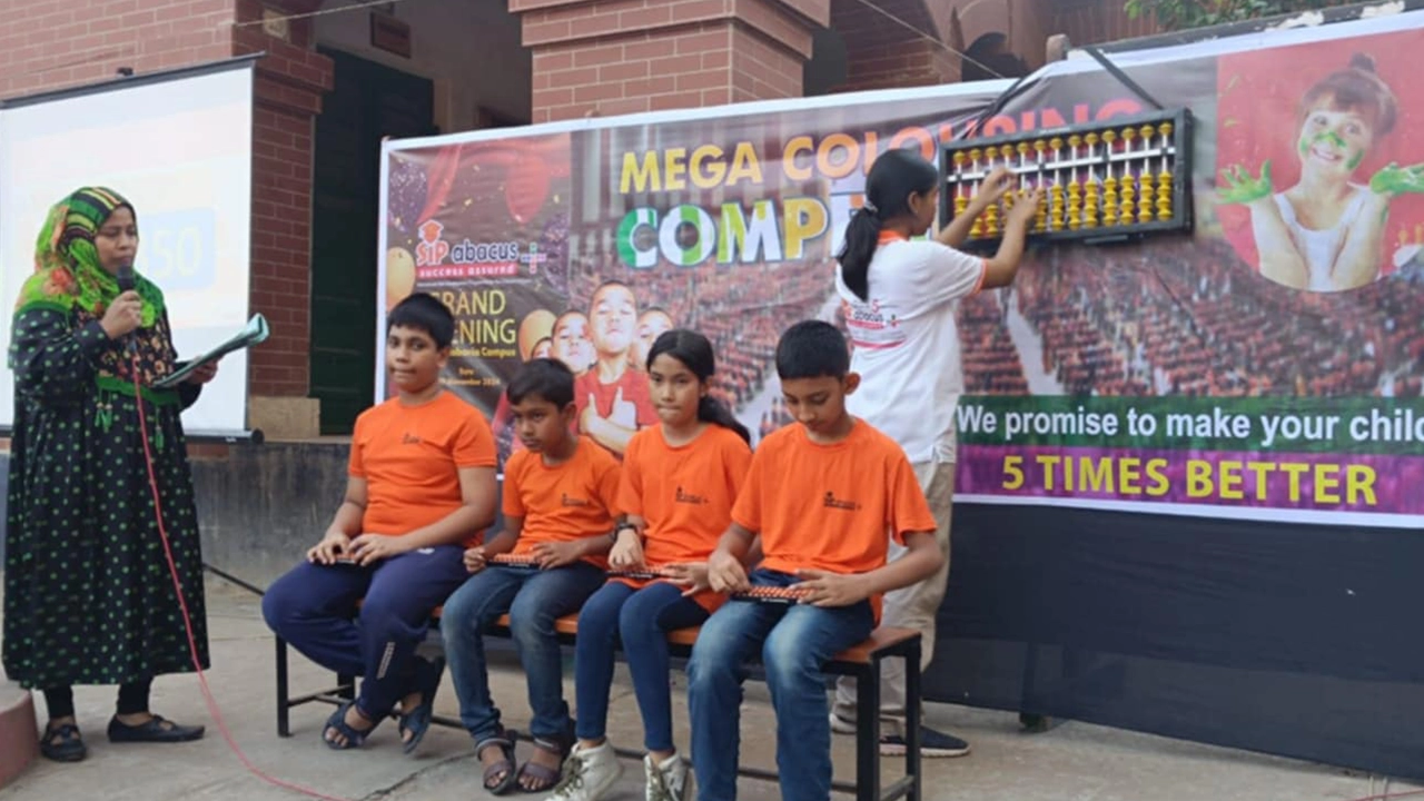 অ্যাবাকাস ক্যাম্পাসের শিক্ষার্থীরা অ্যাবাকাস শিক্ষা কার্যক্রমের বিভিন্ন কৌশল উপস্থিত সবার সামনে প্রদর্শন করেন। ছবি : কালবেলা