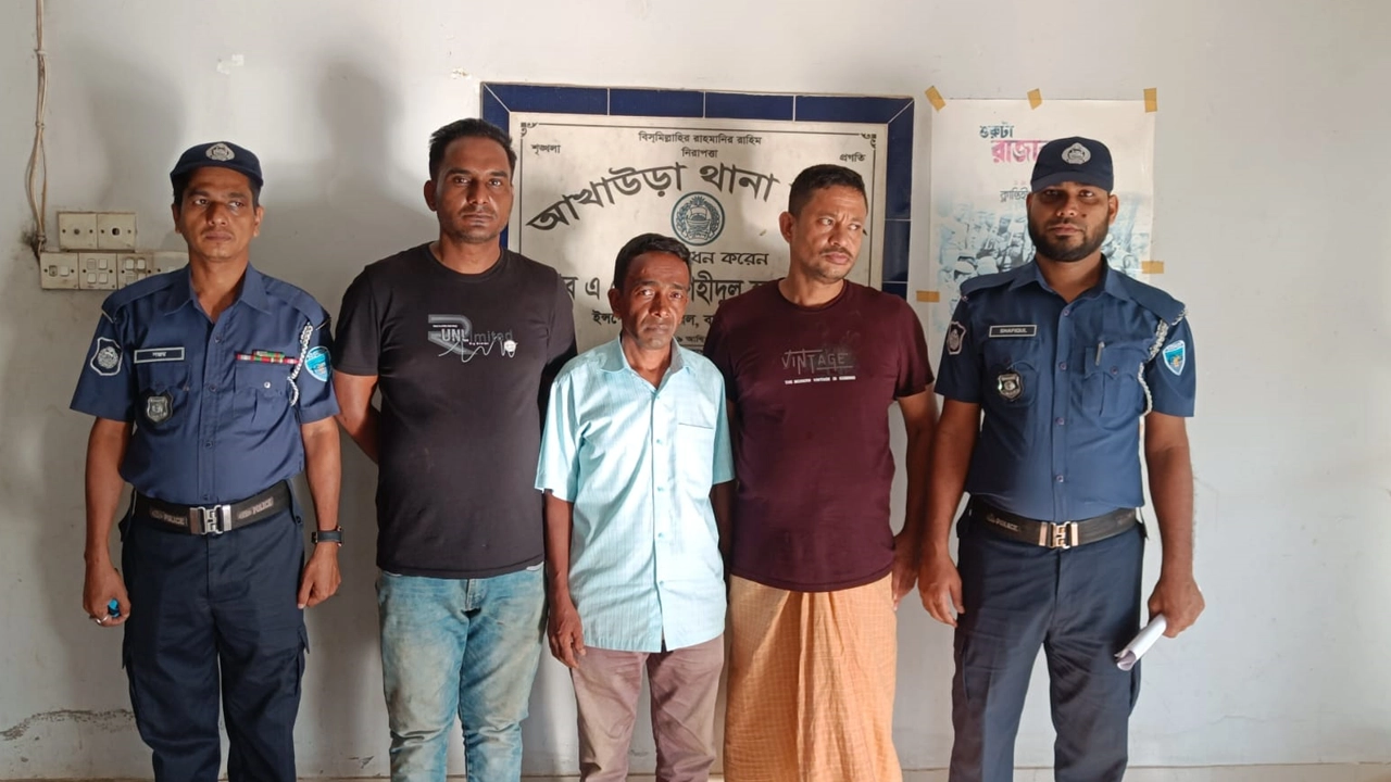 পুলিশের হাতে গ্রেপ্তার তিন যুবলীগ নেতা। ছবি : কালবেলা