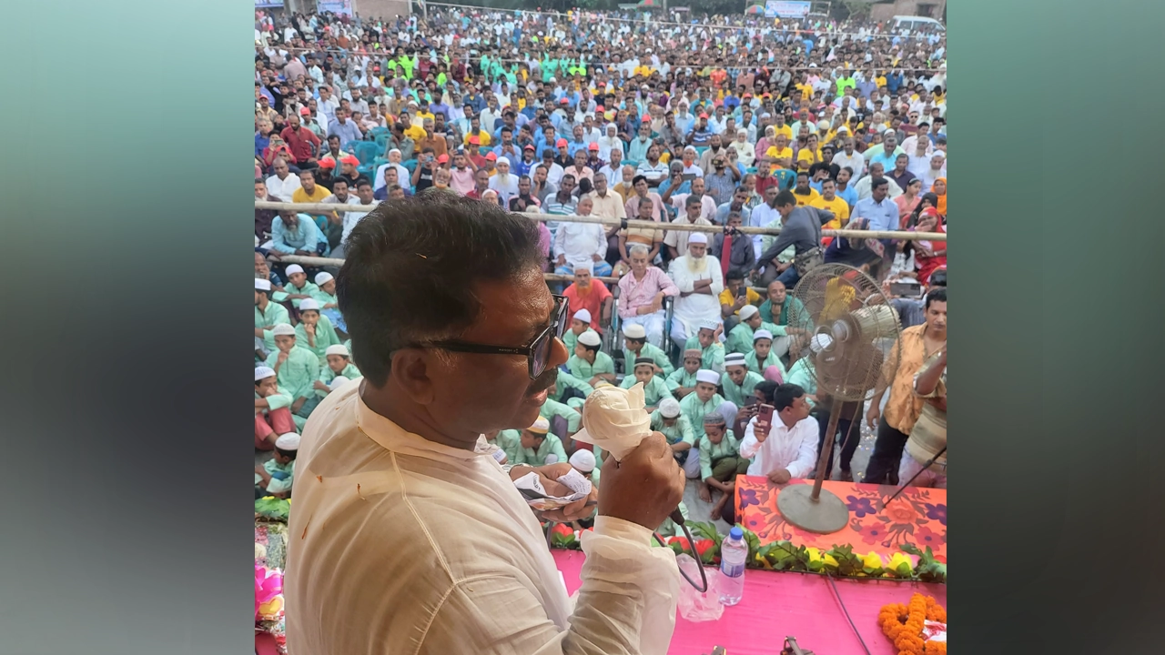 জনসমাবেশে প্রধান অতিথি হিসেবে বক্তব্য রাখেন অ্যাডভোকেট এম রুহুল কুদ্দুস তালুকদার দুলু। ছবি : কালবেলা