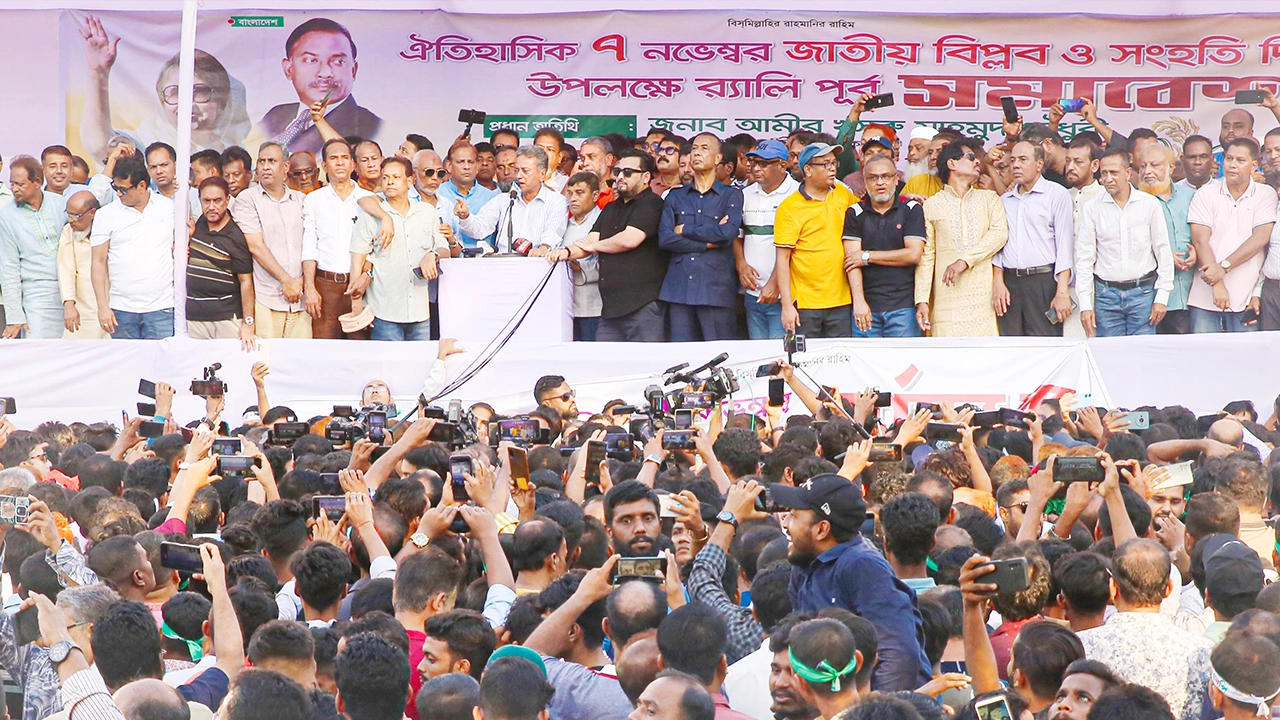 চট্টগ্রামে সমাবেশে বক্তব্য দেন আমীর খসরু। ছবি : কালবেলা