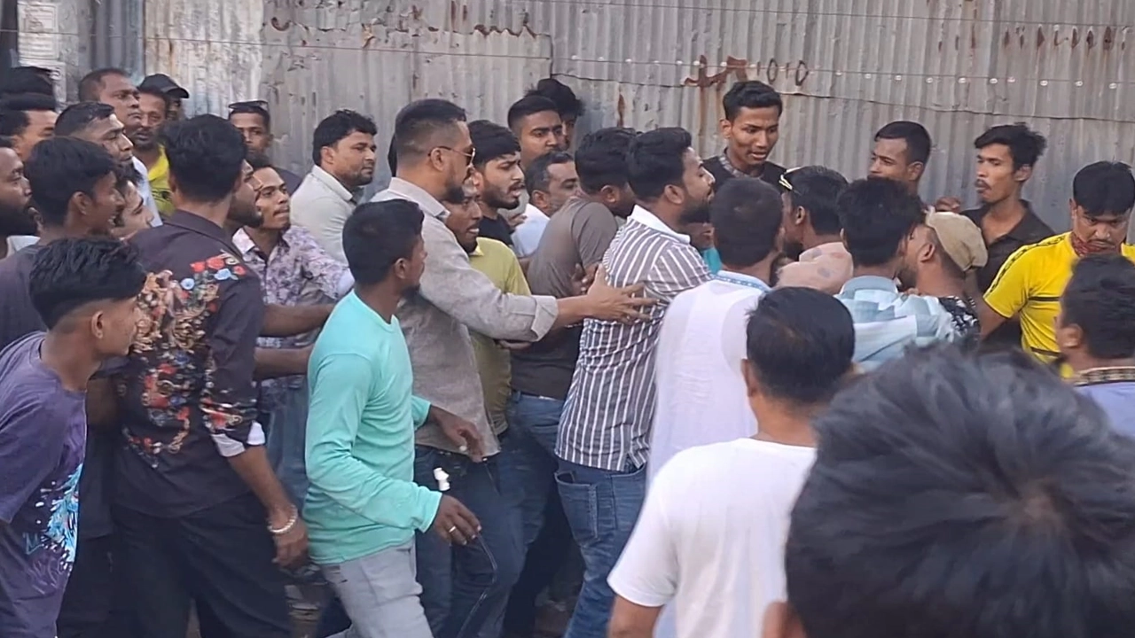 আ.লীগ নেতাকর্মীদের বিএনপিতে যোগদান নিয়ে দুপক্ষের সংঘর্ষ। ছবি : কালবেলা
