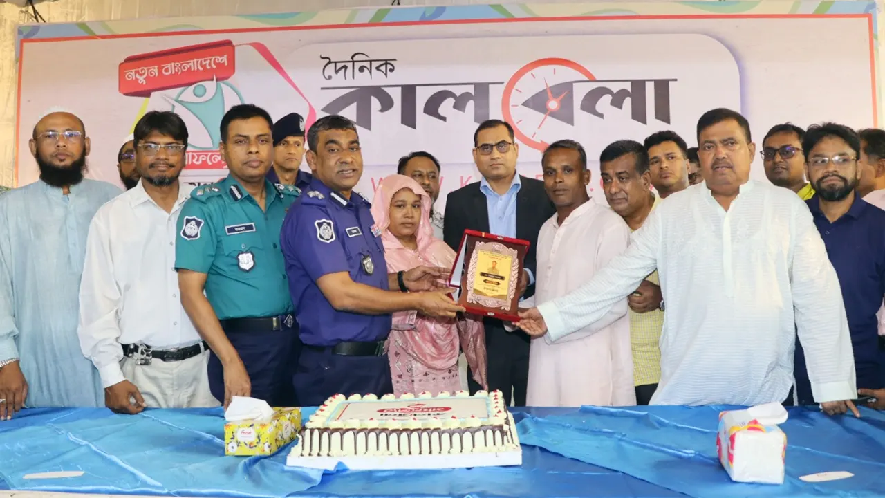 কালবেলার দ্বিতীয় প্রতিষ্ঠাবার্ষিকীতে সম্মাননা পুরস্কার নেন মো. তৈয়বুর রহমান। ছবি : কালবেলা