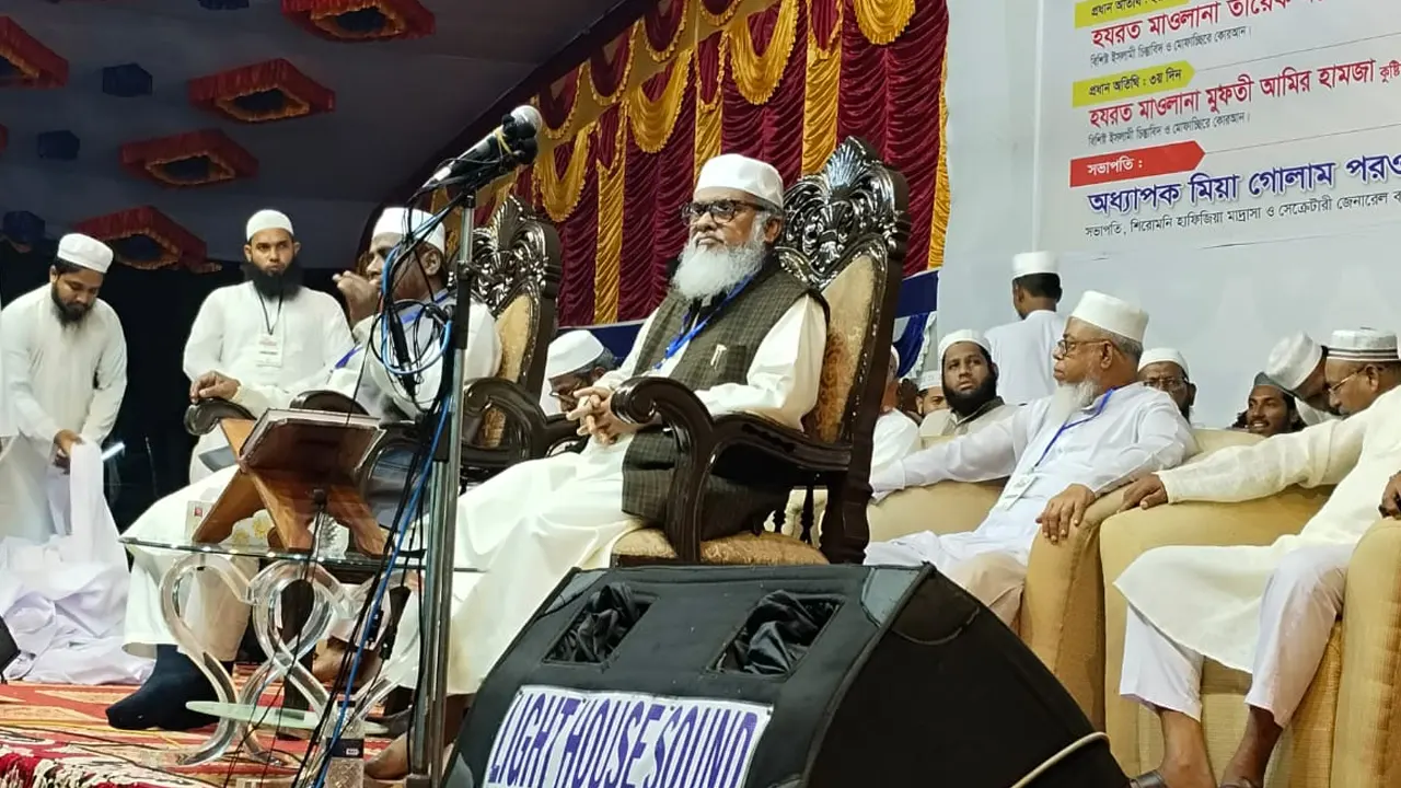 ওয়াজ মাহফিল ও শিক্ষার্থীদের দেস্তারবন্দি অনুষ্ঠানে ধর্মবিষয়ক উপদেষ্টা ড. আ ফ ম খালিদ হোসেন। ছবি : কালবেলা
