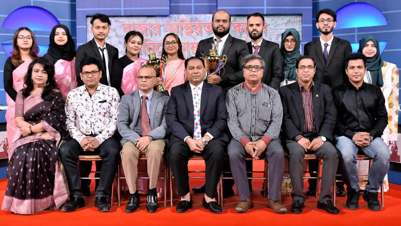 ডিবেট ফর ডেমোক্রেসি অয়োজিত ছায়া সংসদে অতিথি ও বিতার্কিকরা। ছবি : কালবেলা