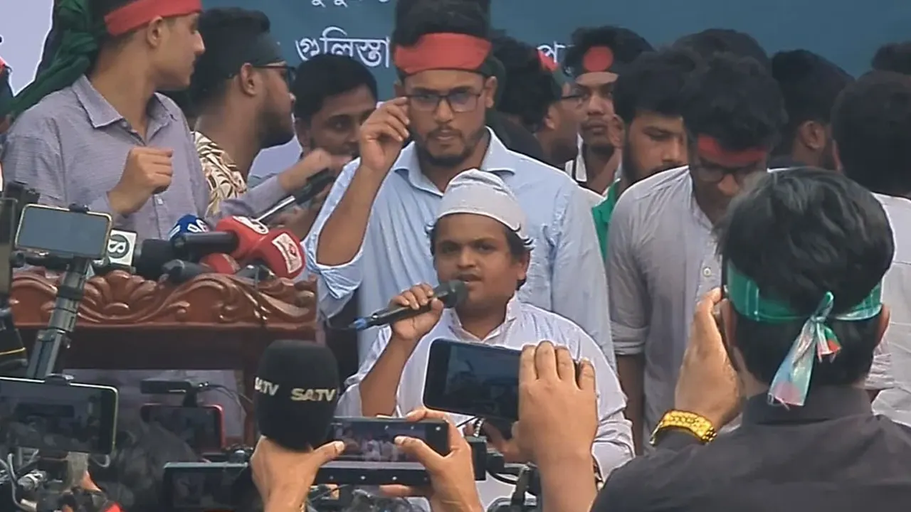 বৈষম্যবিরোধী ছাত্র আন্দোলনের গণজমায়েতে ইসলামি বক্তা রফিকুল ইসলাম মাদানি। ছবি : সংগৃহীত