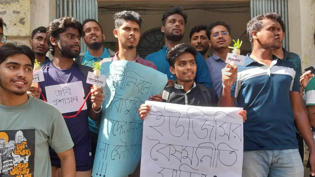 জবি শিক্ষার্থীদের বিক্ষোভ মিছিল। ছবি : কালবেলা
