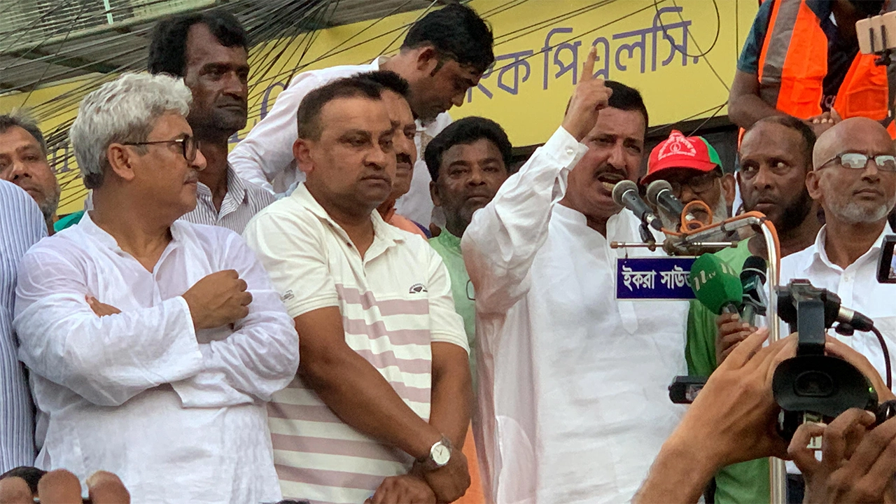 রাজশাহীতে আলুপট্টি মোড়ে বিপ্লব ও সংহতি দিবসের এক সমাবেশে বক্তব্য দেন বিএনপি চেয়ারপারসনের অন্যতম উপদেষ্টা মিজানুর রহমান মিনু। ছবি : কালবেলা