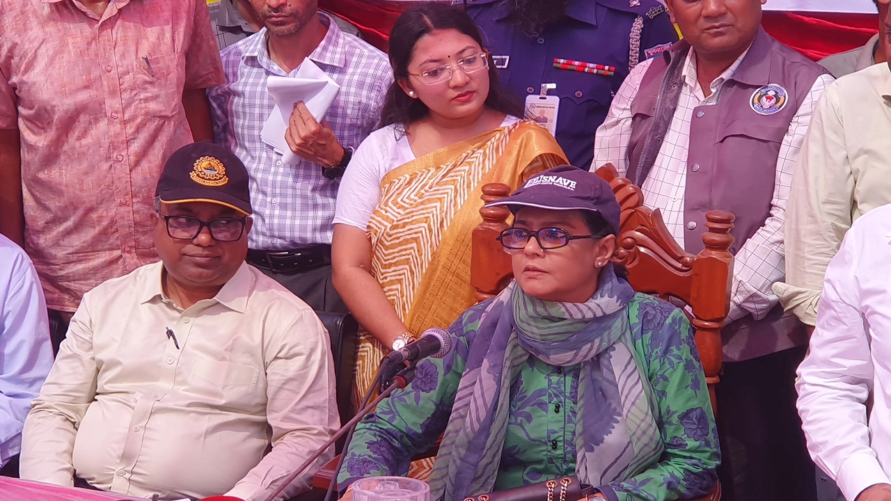 যশোরের অভয়নগরে ভবদহ অঞ্চল পরিদর্শন করেছেন পানিসম্পদ মন্ত্রণালয়ের উপদেষ্টা সৈয়দা রিজওয়ানা হাসান। ছবি : কালবেলা