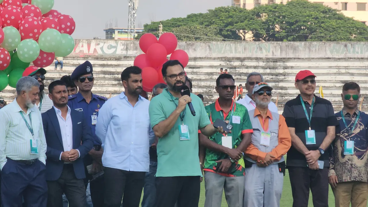 বগুড়ার শহীদ চান্দু স্টেডিয়ামে জাতীয় বিপ্লব ও সংহতি দিবস উপলক্ষে বিএনপি আয়োজিত জিয়া ক্রিকেট টুর্নামেন্ট-২০২৪ এর উদ্বোধনী অনুষ্ঠানে বক্তব্য দেন আমিনুল হক। ছবি : কালবেলা