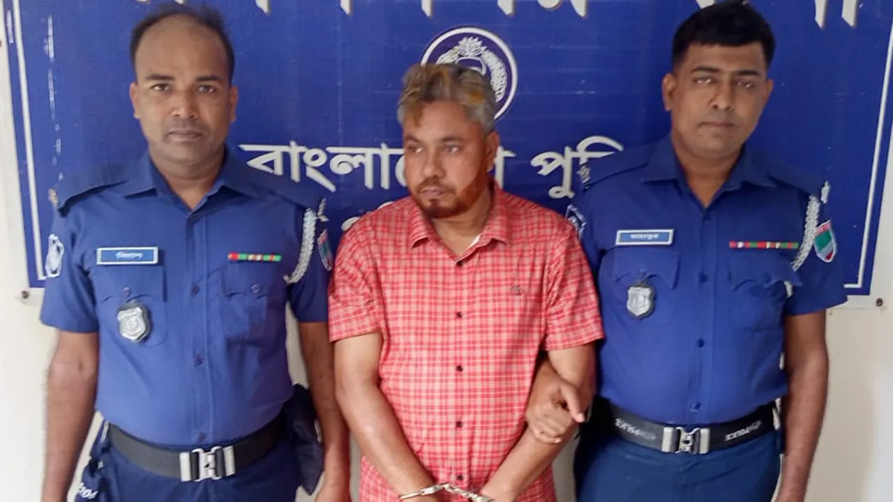 গ্রেপ্তার হওয়া ইশাবুল ইসলাম মিল্টন মোল্লা। ছবি  : কালবেলা