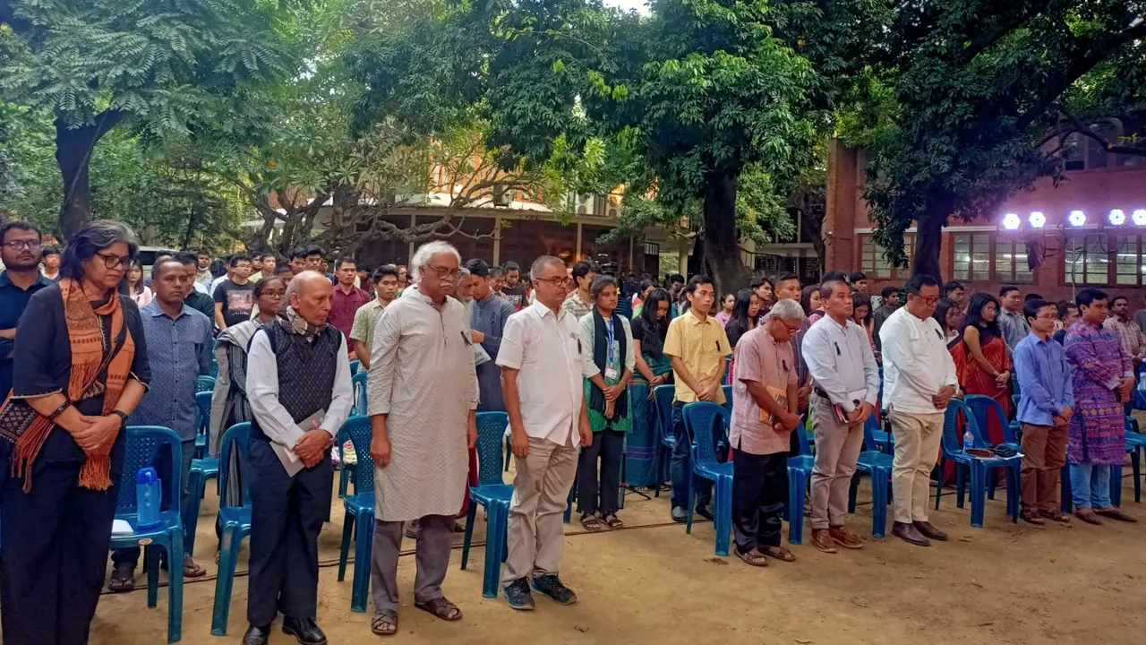 ঢাকা বিশ্ববিদ্যালয়ের চারুকলা অনুষদের বকুলতলায় মানবেন্দ্র নারায়ণ লারমার ৪১তম মৃত্যুবার্ষিকী উপলক্ষে শ্রদ্ধাঞ্জলি। ছবি : কালবেলা