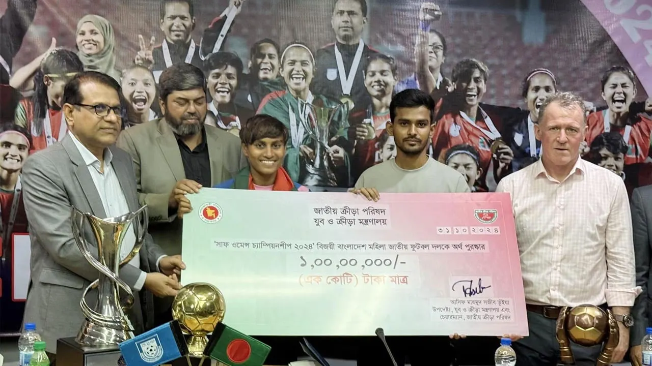 পুরস্কারের চেক তুলে দিচ্ছেন উপদেষ্টা আসিফ। ছবি : সংগৃহীত